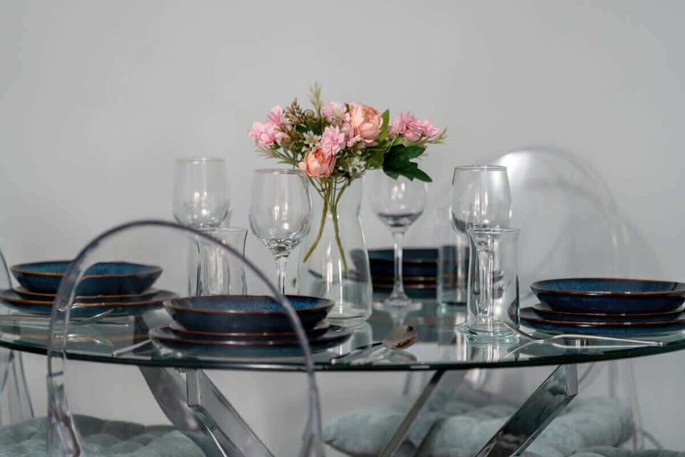 Decorative elements in the dining area