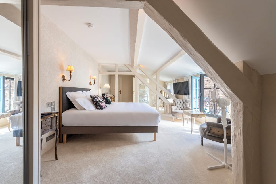 Comfort Double Room | In-room safe, individually furnished, desk, blackout drapes