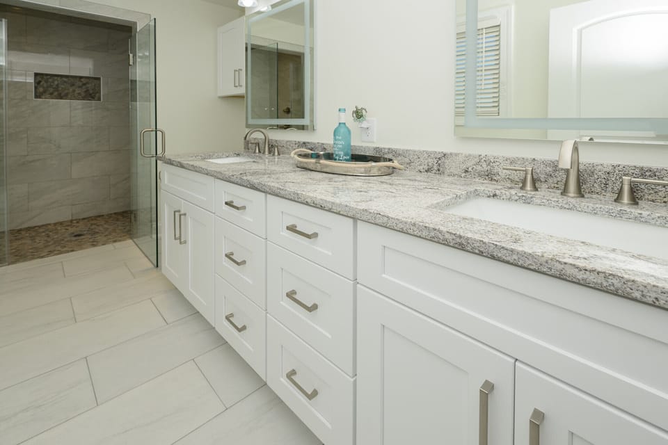 3rd Floor King Master Bathroom Off The Main Kitchen