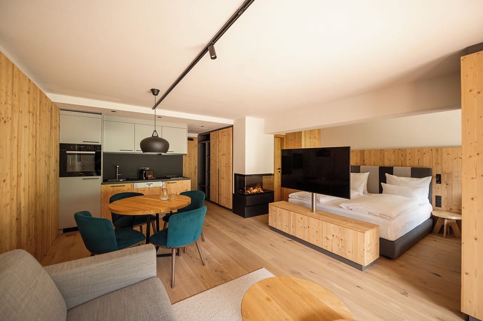 Superior Studio, 1 Queen Bed with Sofa bed | Hypo-allergenic bedding available, in-room safe, laptop workspace