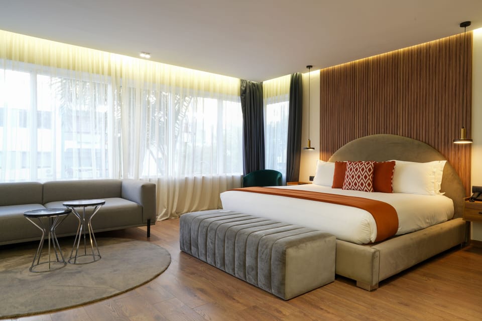 Deluxe Suite | Egyptian cotton sheets, premium bedding, minibar, in-room safe