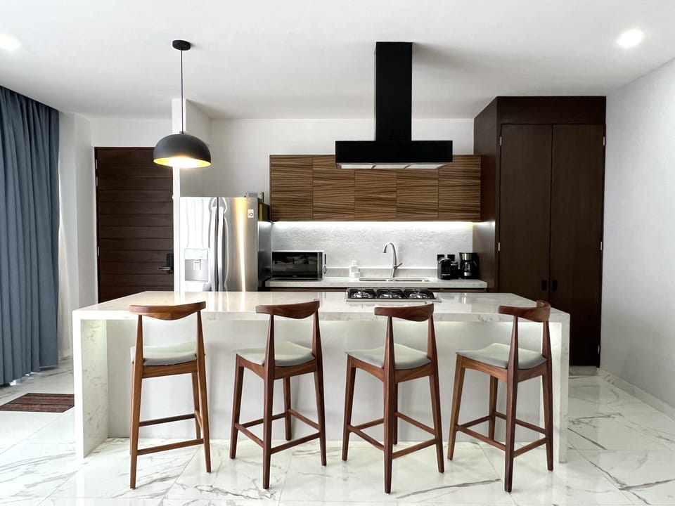 Kitchen, fully equipped.