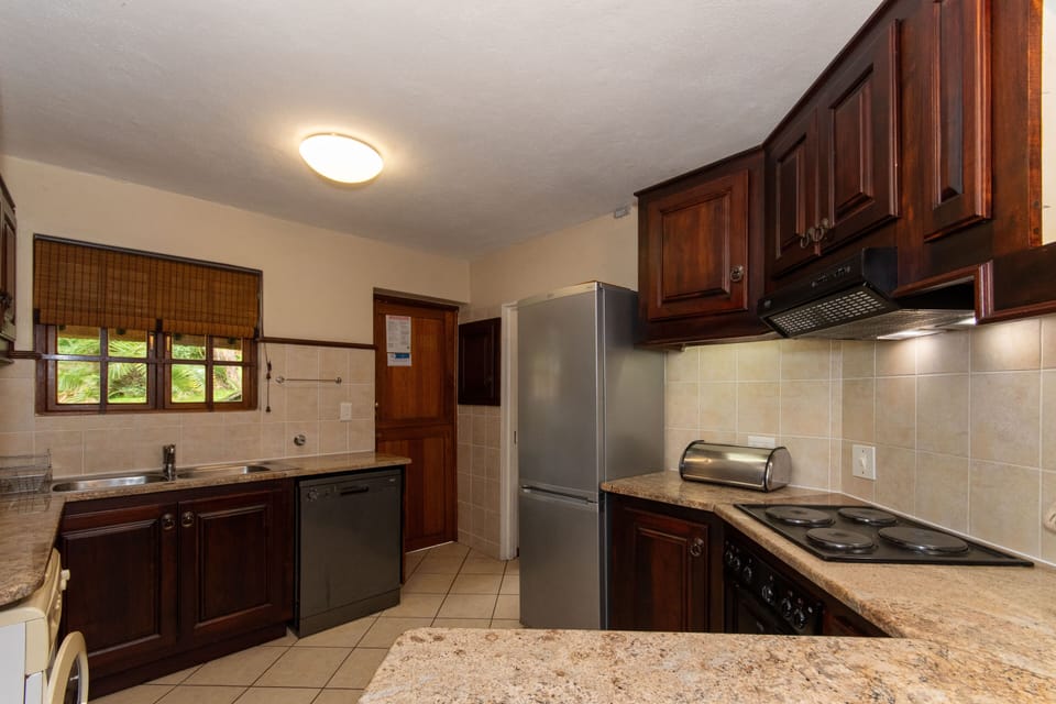 Full-size fridge, microwave, oven, stovetop