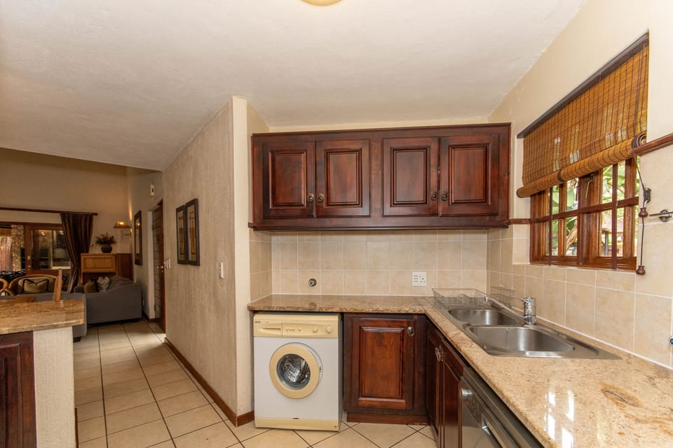 Full-size fridge, microwave, oven, stovetop