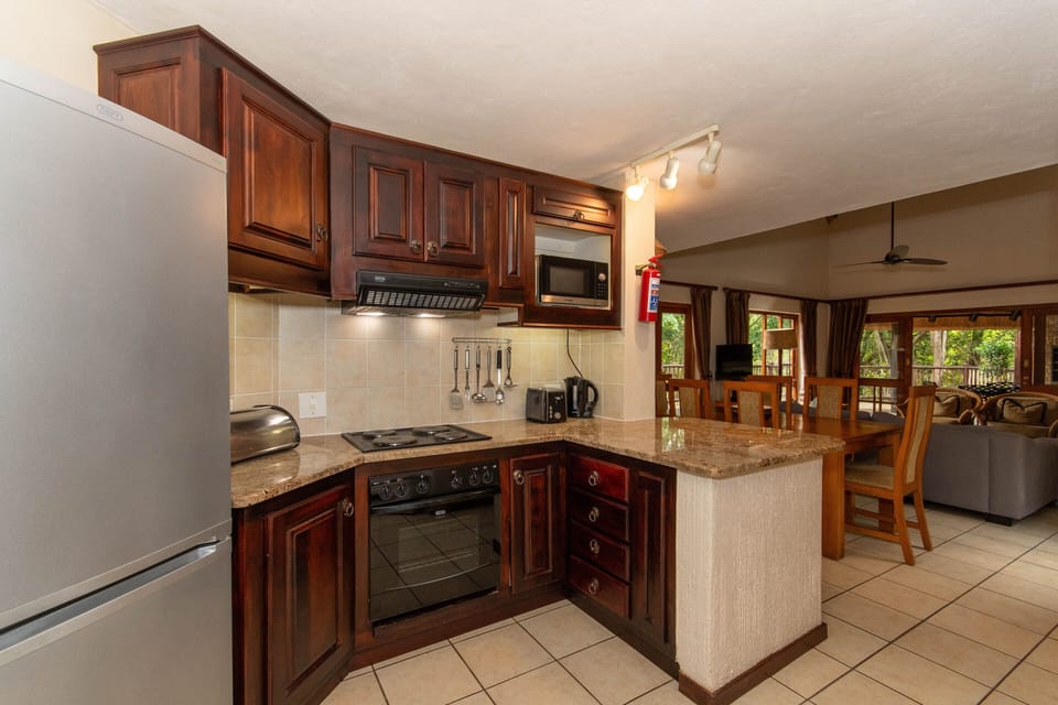 Full-size fridge, microwave, oven, stovetop