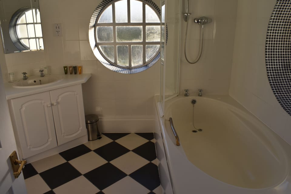 Excelsior Suite | Bathroom | Bathtub, free toiletries, hair dryer, towels