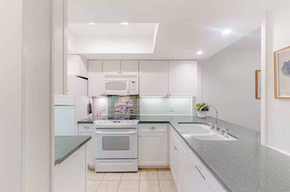 Full kitchen 