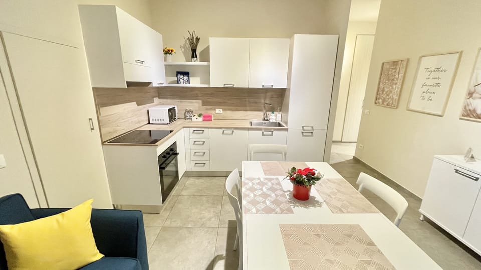 Full-size fridge, microwave, oven, stovetop