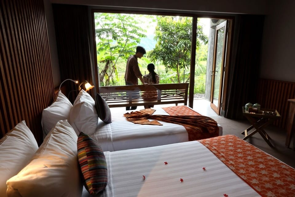 Deluxe Room, Non Smoking | Minibar, in-room safe, desk, soundproofing