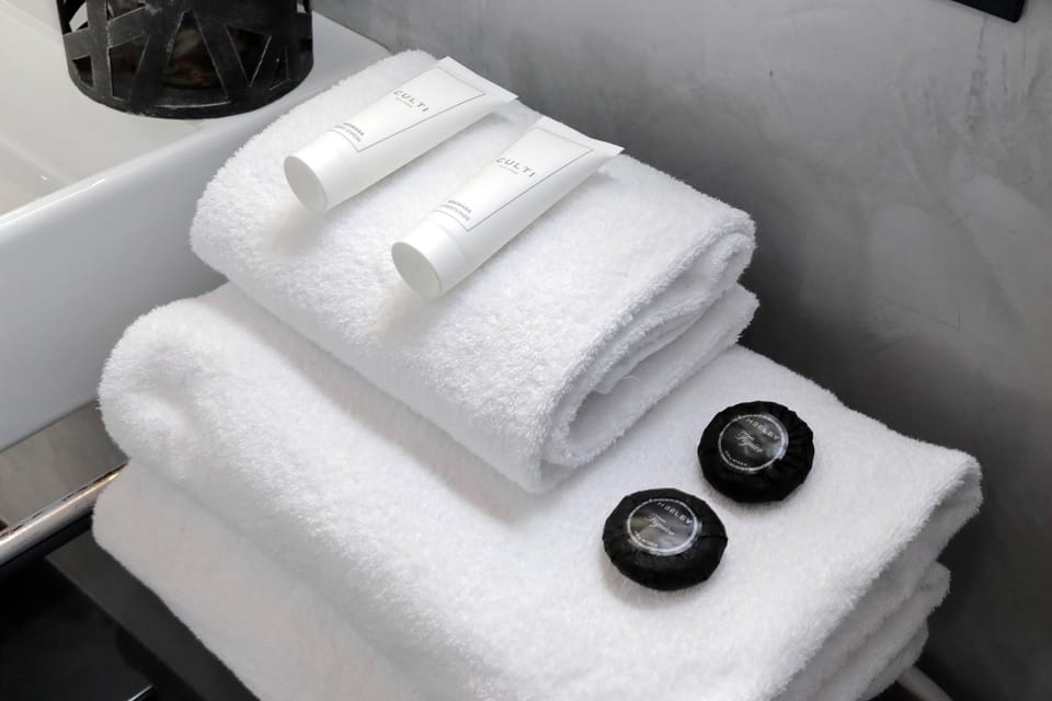 Shower, rainfall showerhead, free toiletries, hair dryer