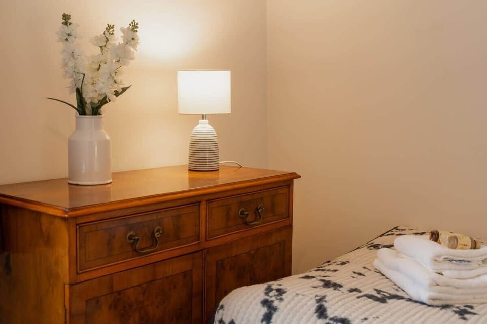 Organisational Convenience: Store Your Belongings with Ease Using the Chest of Drawers in Bedroom 1