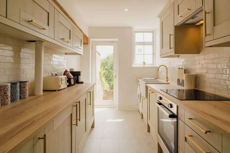 The Kitchen: It is a breeze to self cater in the newly fitted shaker style kitchen (May 2024), with induction hob, fan assisted oven and integrated dishwasher