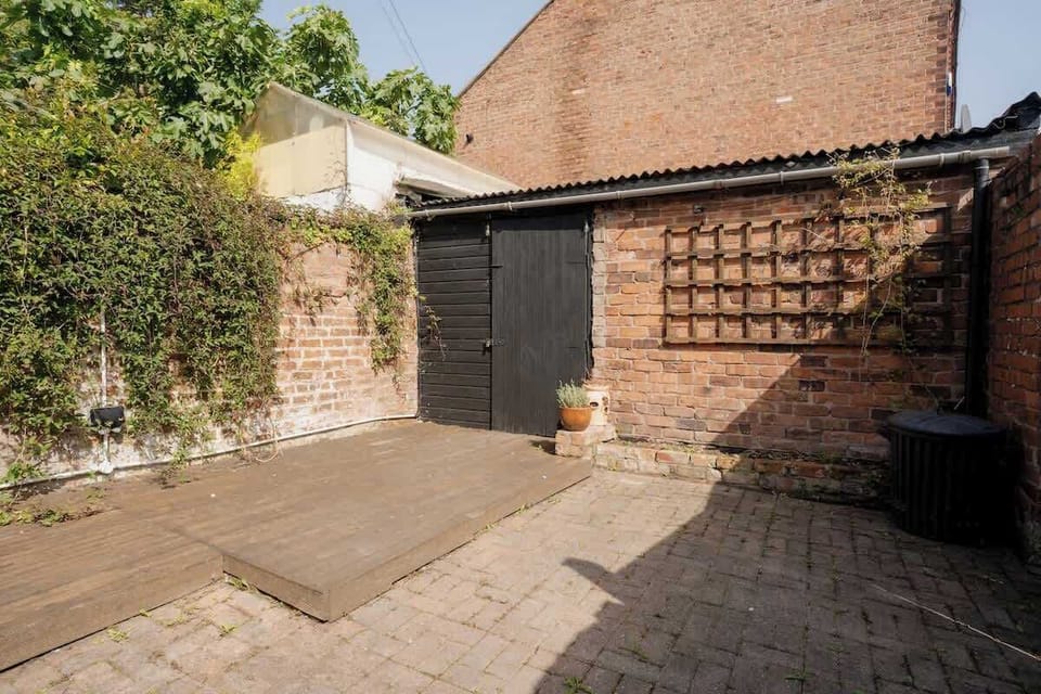 Private Courtyard: the home has an outside private courtyard, so you can have an alfresco drink.