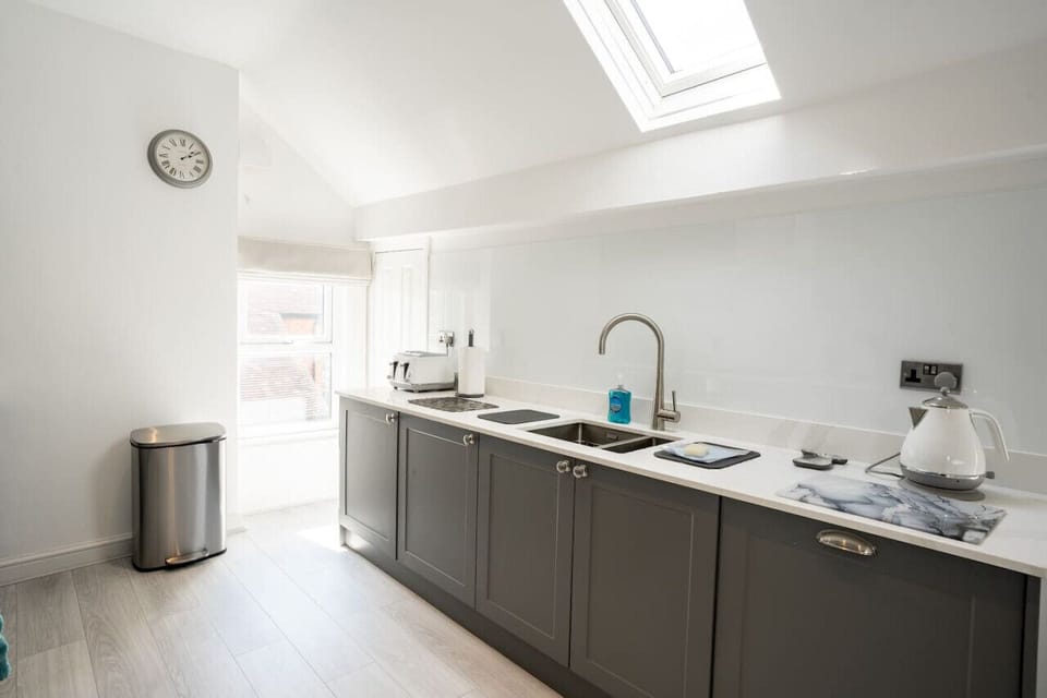 Kitchen: Lovely spacious modern kitchen with built in washing machine and dishwasher