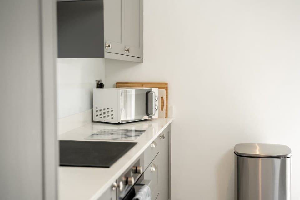 Kitchen: relish cooking for friends or family in the bright and airy kitchen.