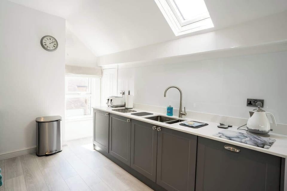 Kitchen: Lovely spacious modern kitchen with built in washing machine and dishwasher