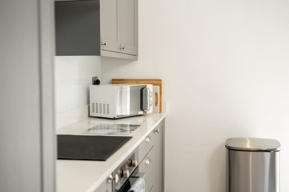 Kitchen: relish cooking for friends or family in the bright and airy kitchen.