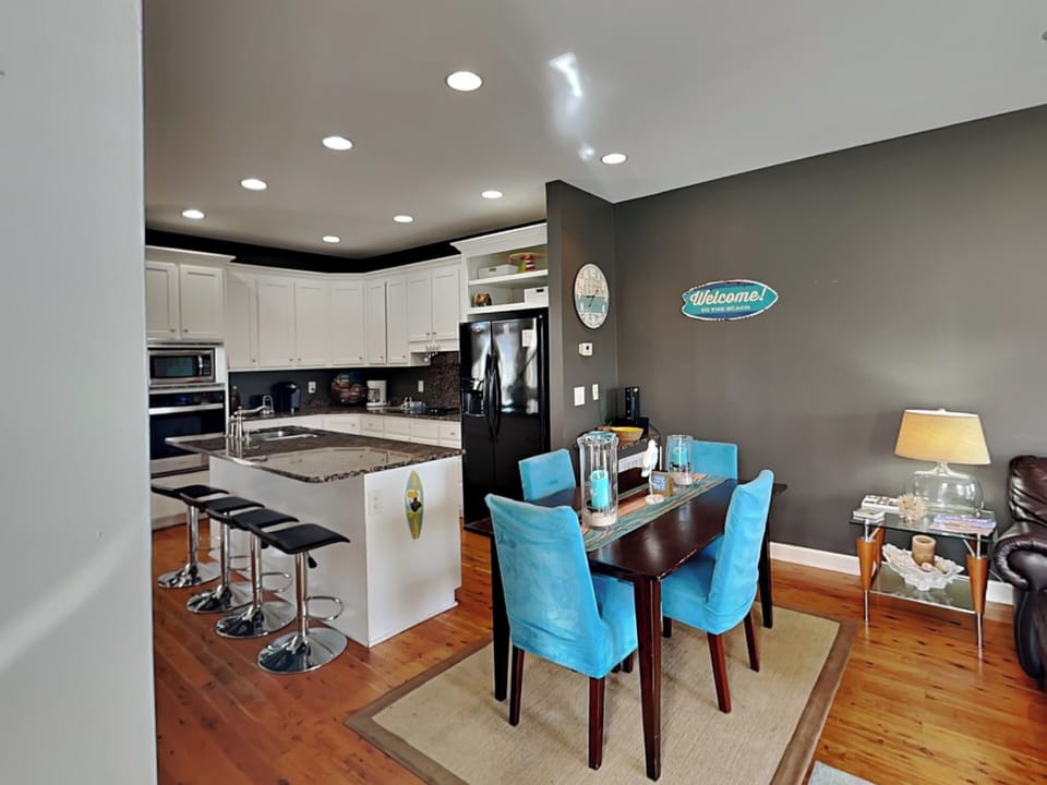 Dining Area - Seating for 4