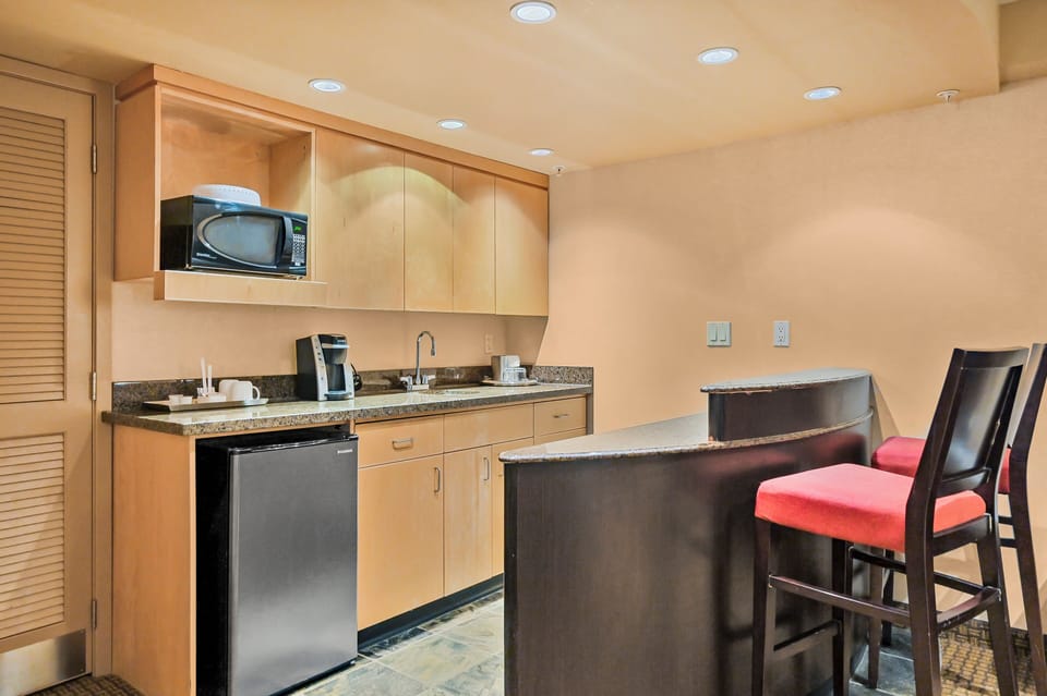 Executive Room, 1 King Bed, Hot Tub | Premium bedding, pillowtop beds, in-room safe, desk