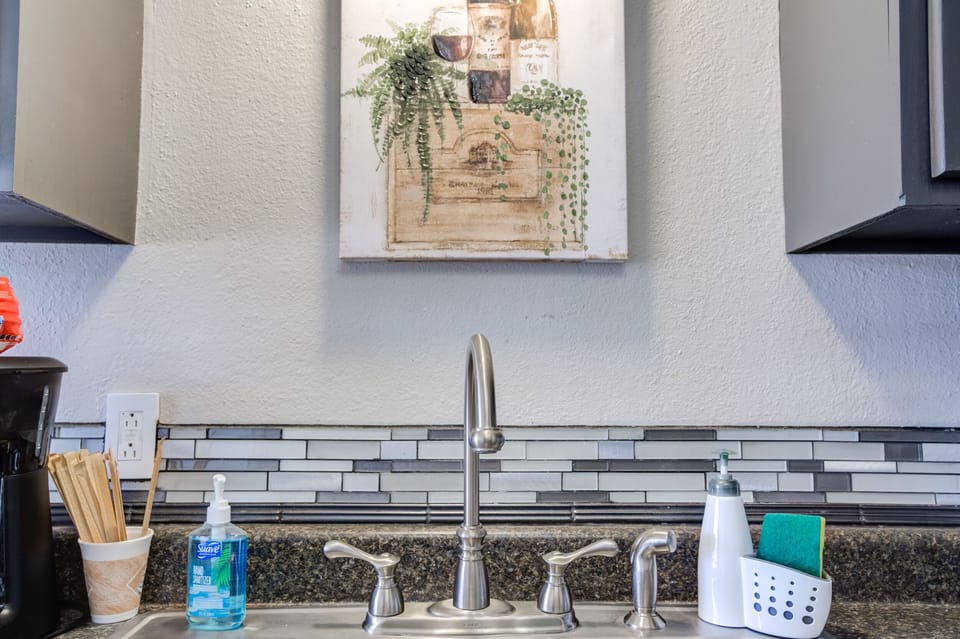 Private kitchen | Oven, stovetop, dishwasher, toaster