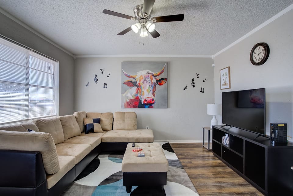 Living room | 55-inch flat-screen TV with digital channels