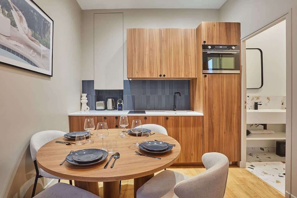 Cuisine américaine et table pour diner