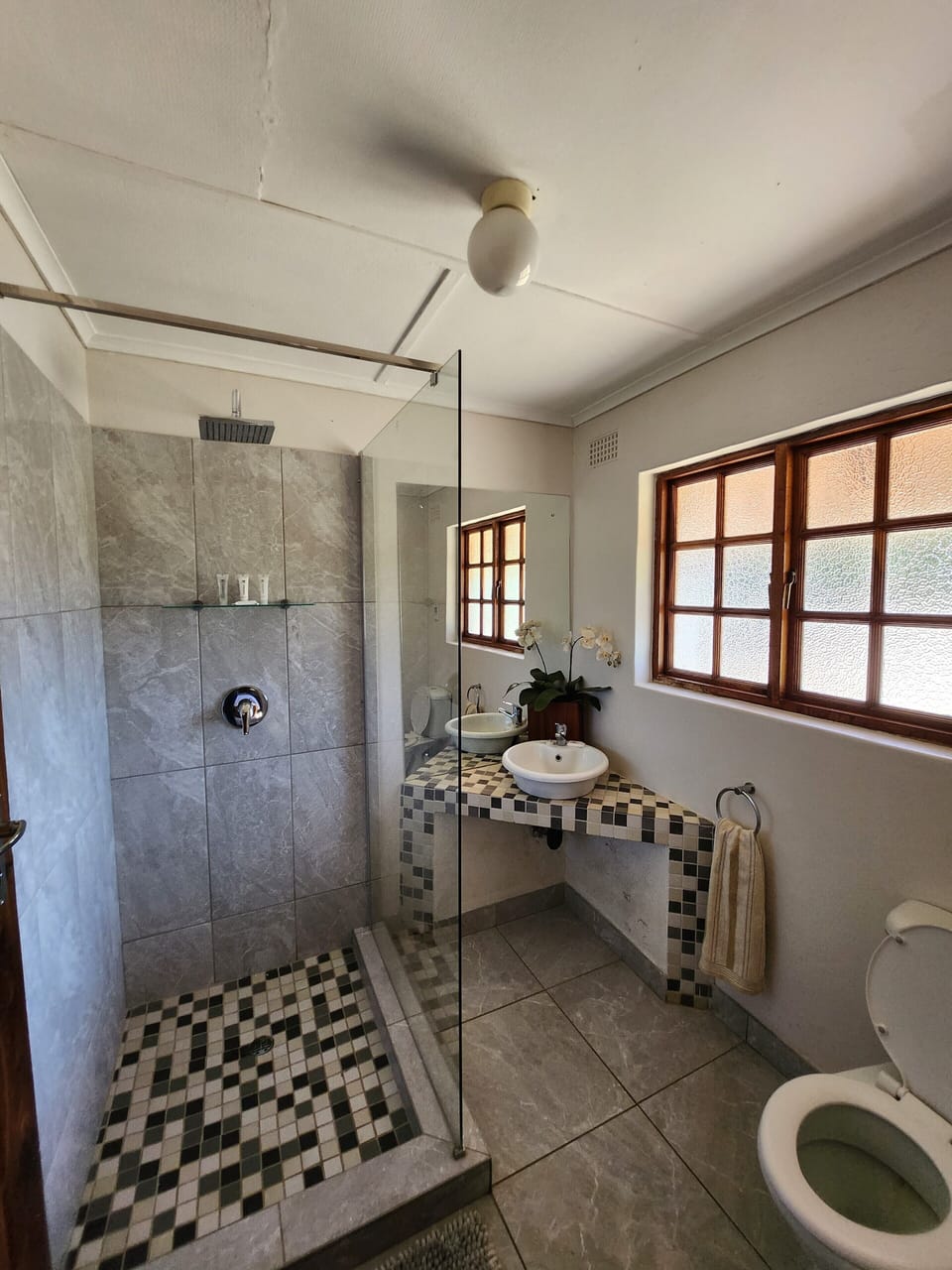 Standard Suite | Bathroom | Shower, rainfall showerhead, towels, soap