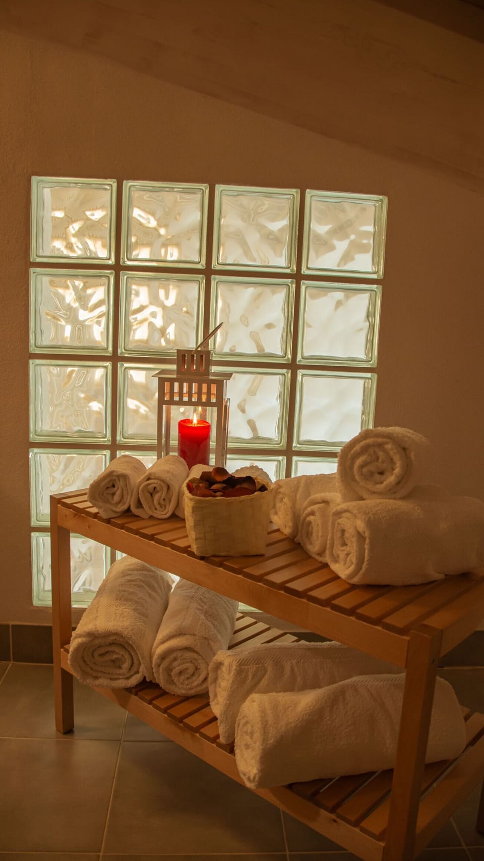 Traditional Duplex | Bathroom | Shower, hair dryer, bidet, towels