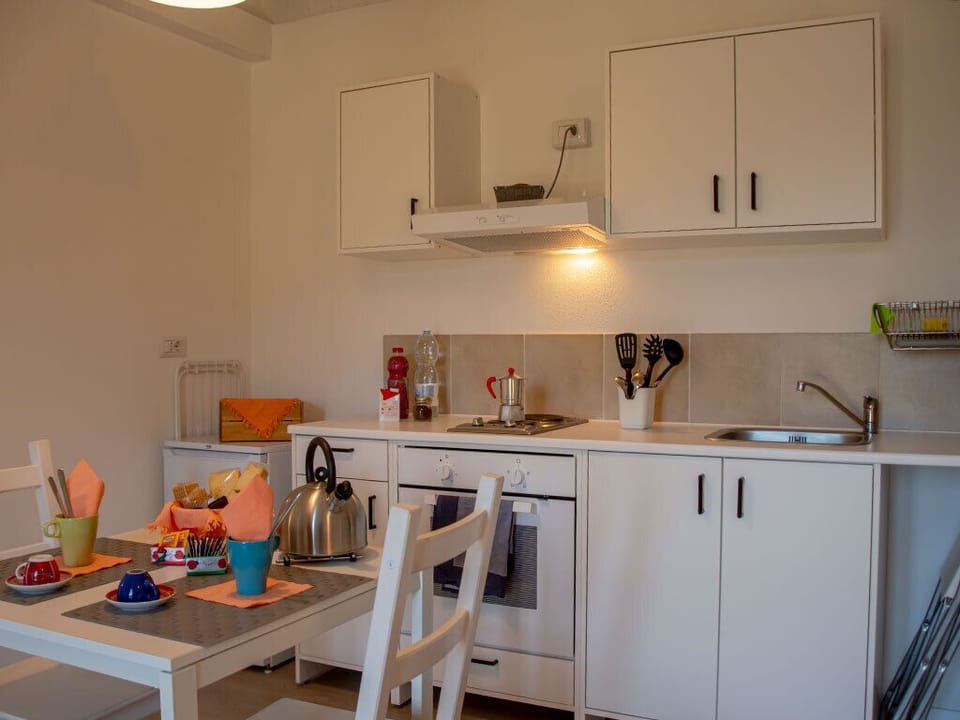 Traditional Studio | Private kitchenette | Fridge, oven, stovetop, electric kettle