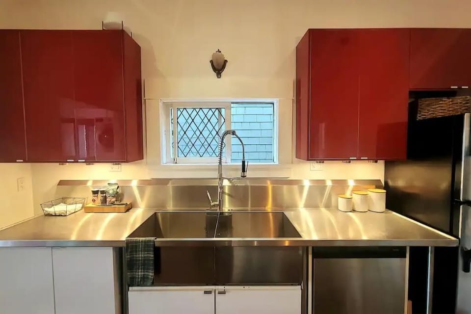 Integrated sinks & high gloss red uppers. Really pulls the room together nicely.