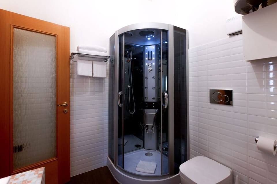 Classic Room | Bathroom | Free toiletries, hair dryer