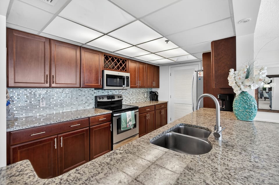 Beautiful fully furnished kitchen.