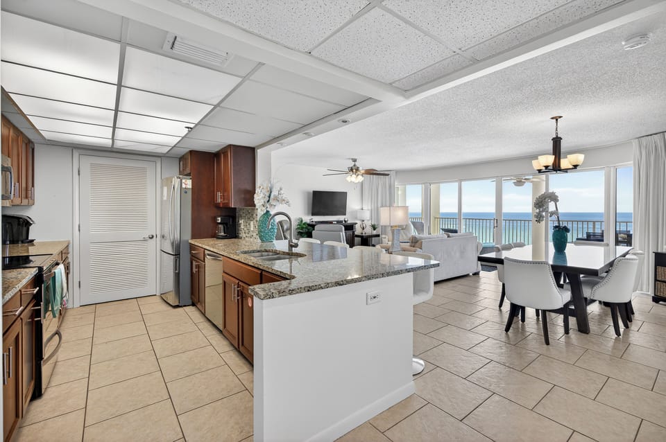 Fully furnished kitchen; washer/dryer; awesome views.