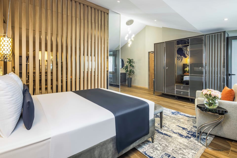 Penthouse | Hypo-allergenic bedding, minibar, in-room safe, soundproofing