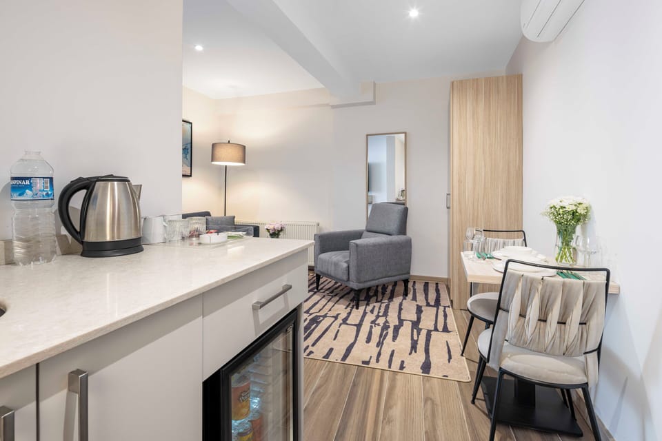 Junior Suite | Private kitchenette | Electric kettle, highchair