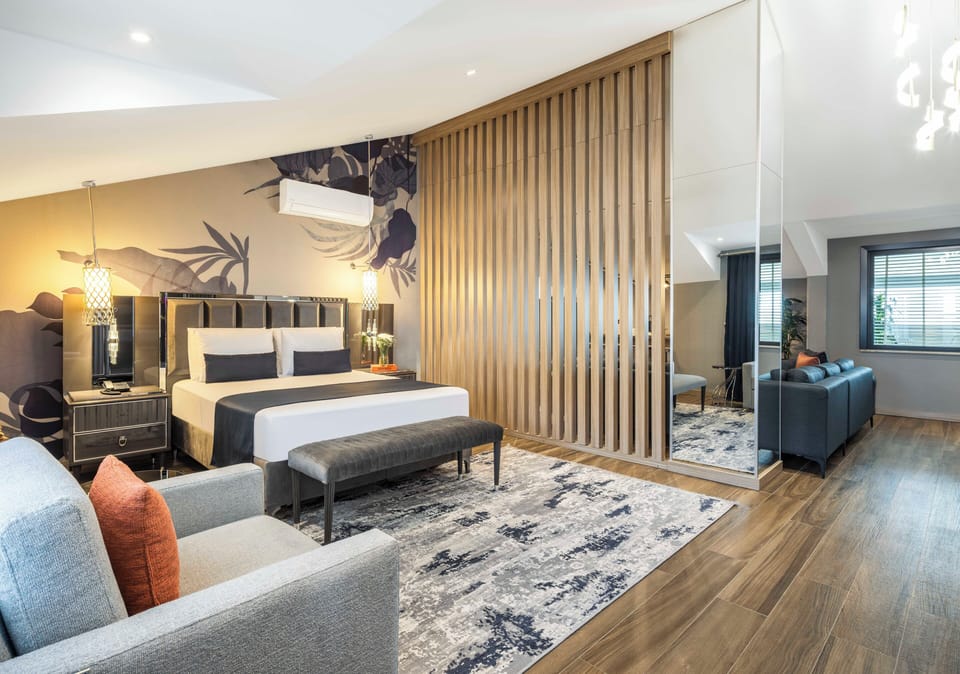 Penthouse | Hypo-allergenic bedding, minibar, in-room safe, soundproofing