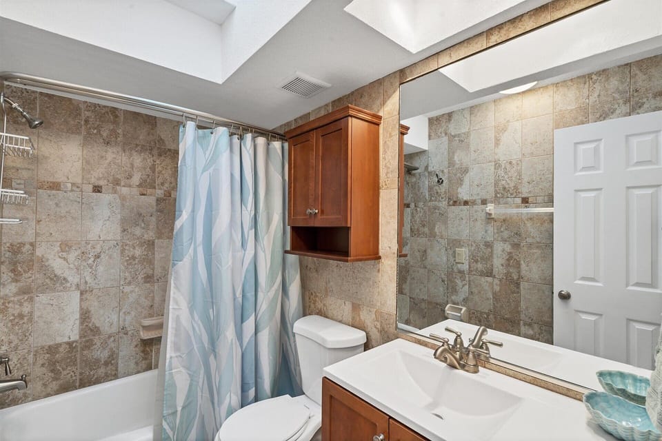  This villa has a total of 2 bathrooms.