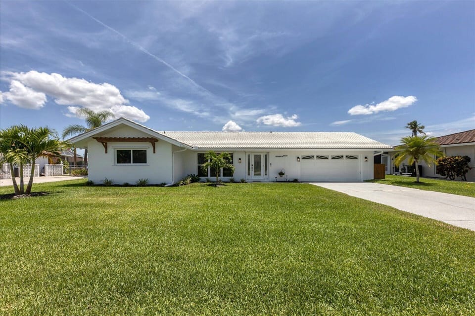 Beautiful 2 bed 2 bath villa located in Charlotte Harbor Area
