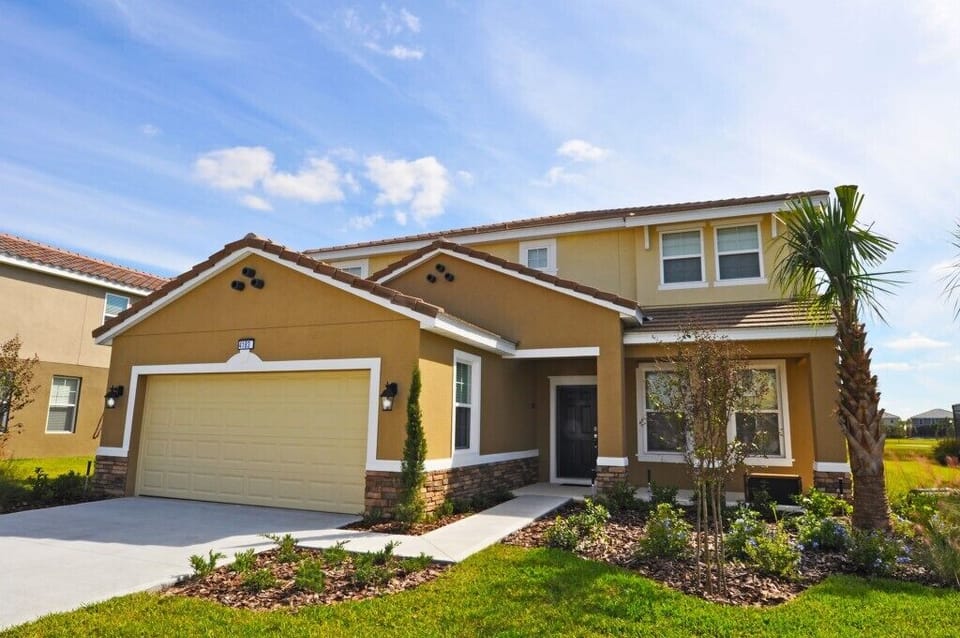 Beautiful 6 bed 4.5 bath villa located in Solterra Resort
