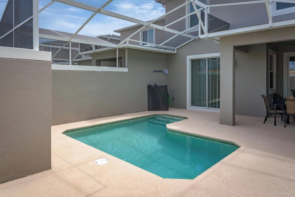 Beautiful 4 bed 3 bath townhome located in Champions Gate Resort