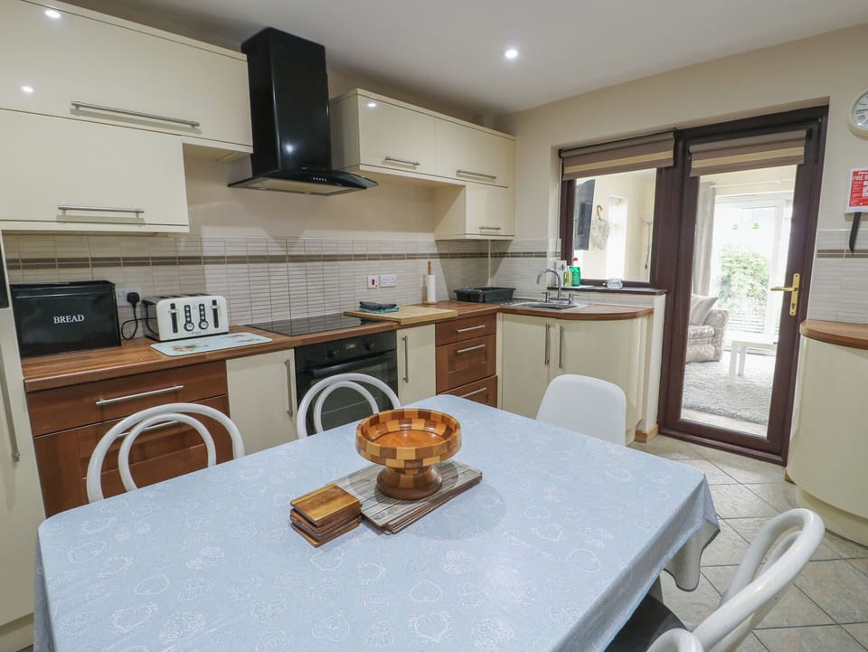 Fridge, dishwasher, electric kettle, toaster