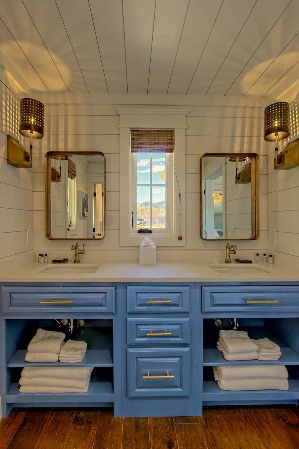 Elite Cottage | Bathroom | Hair dryer, towels