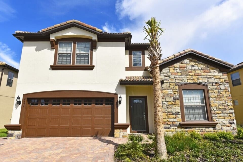 Beautiful 8 bed 6 bath villa located in Windsor At Westside Resort