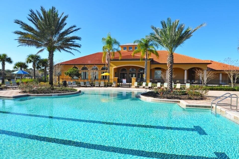 Beautiful 6 bed 4.5 bath villa located in Watersong