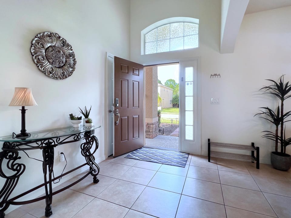 Beautiful 5 bed 4.5 bath villa located in Watersong