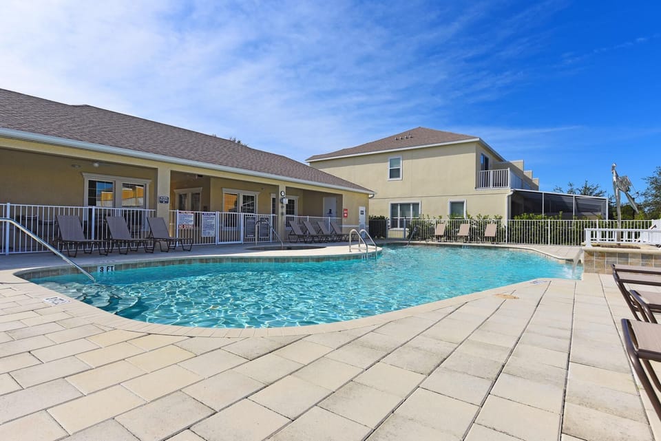 Beautiful 3 bed 3 bath villa located in Silver Creek