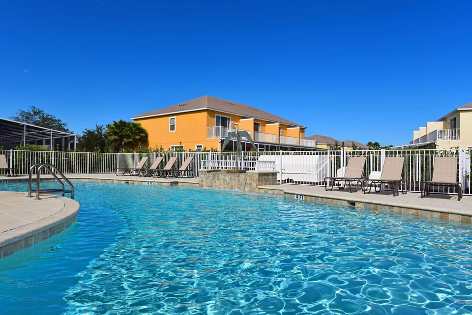 Beautiful 3 bed 3 bath villa located in Silver Creek