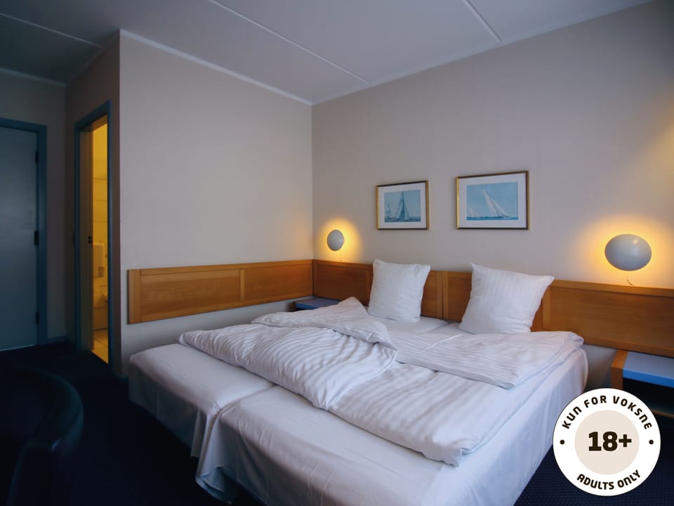 Economy Room, 1 Double or 2 Twin Beds | Desk, free WiFi, bed sheets