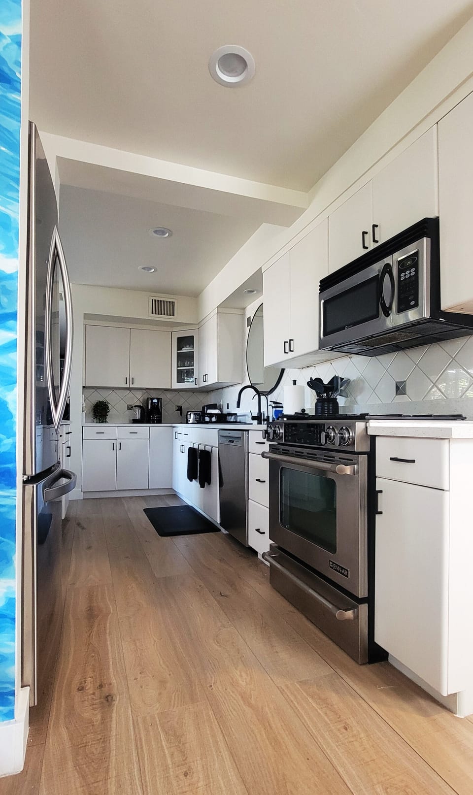 
Gas cooktop, french door fridge, filtered drinking water, dishwasher, sink.