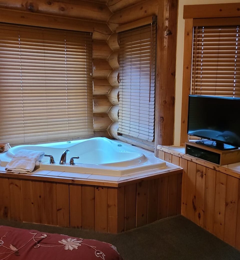 Jacuzzi in the main floor bedroom
